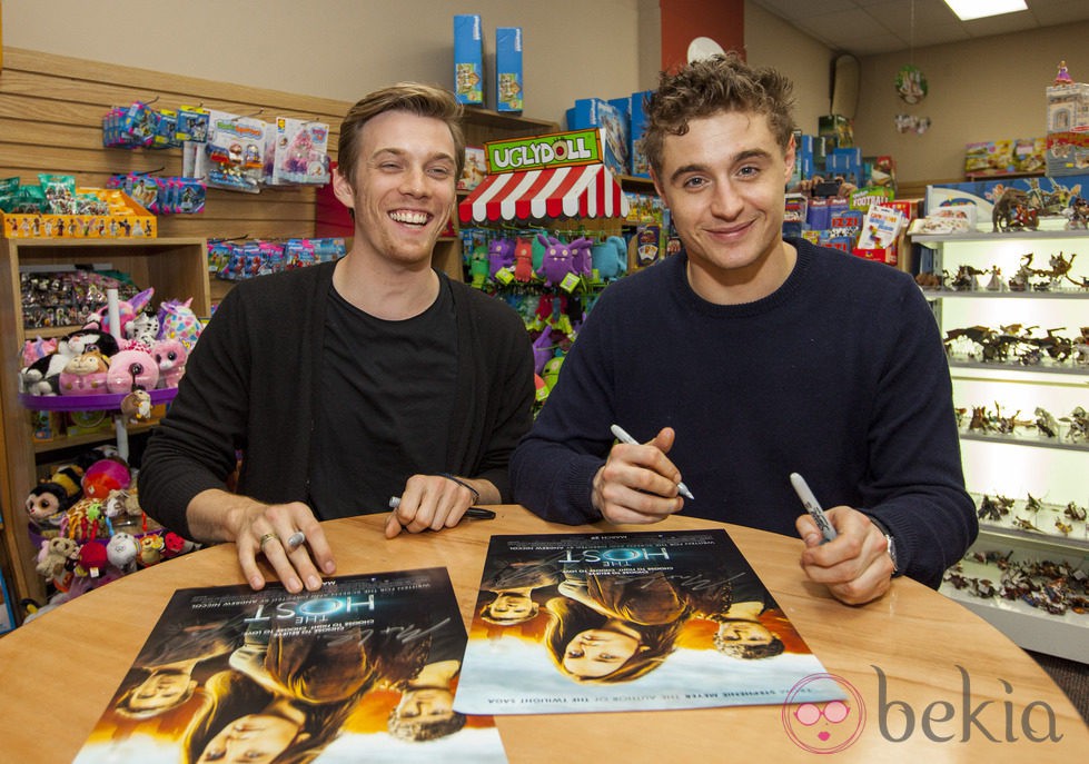 Jake Abel y Max Irons firman pósters de 'The Host' ('La huésped') en Chicago