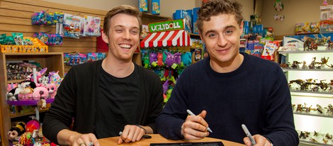 Jake Abel y Max Irons firman pósters de 'The Host' ('La huésped') en Chicago