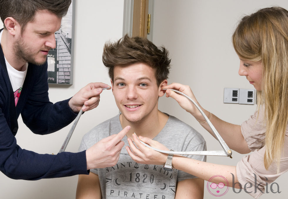 Louis Tomlinson midiéndose para su figura de cera