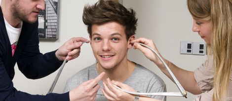 Louis Tomlinson midiéndose para su figura de cera