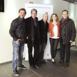 El director y el reparto de 'A puerta fría' en la presentación de la película