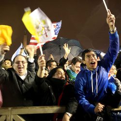 Feligreses esperan al Papa en El Vaticano