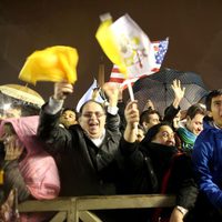 Feligreses esperan al Papa en El Vaticano