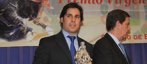 Fran Rivera posando con el Premio Virgen de los Reyes 2013