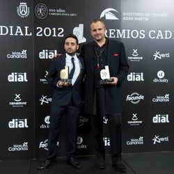 Juan Antonio Bayona y Miguel Bosé con sus premios de Cadena Dial 2012