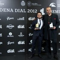 Juan Antonio Bayona y Miguel Bosé con sus premios de Cadena Dial 2012