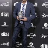 Pablo Alborán con su premio Cadena Dial 2012