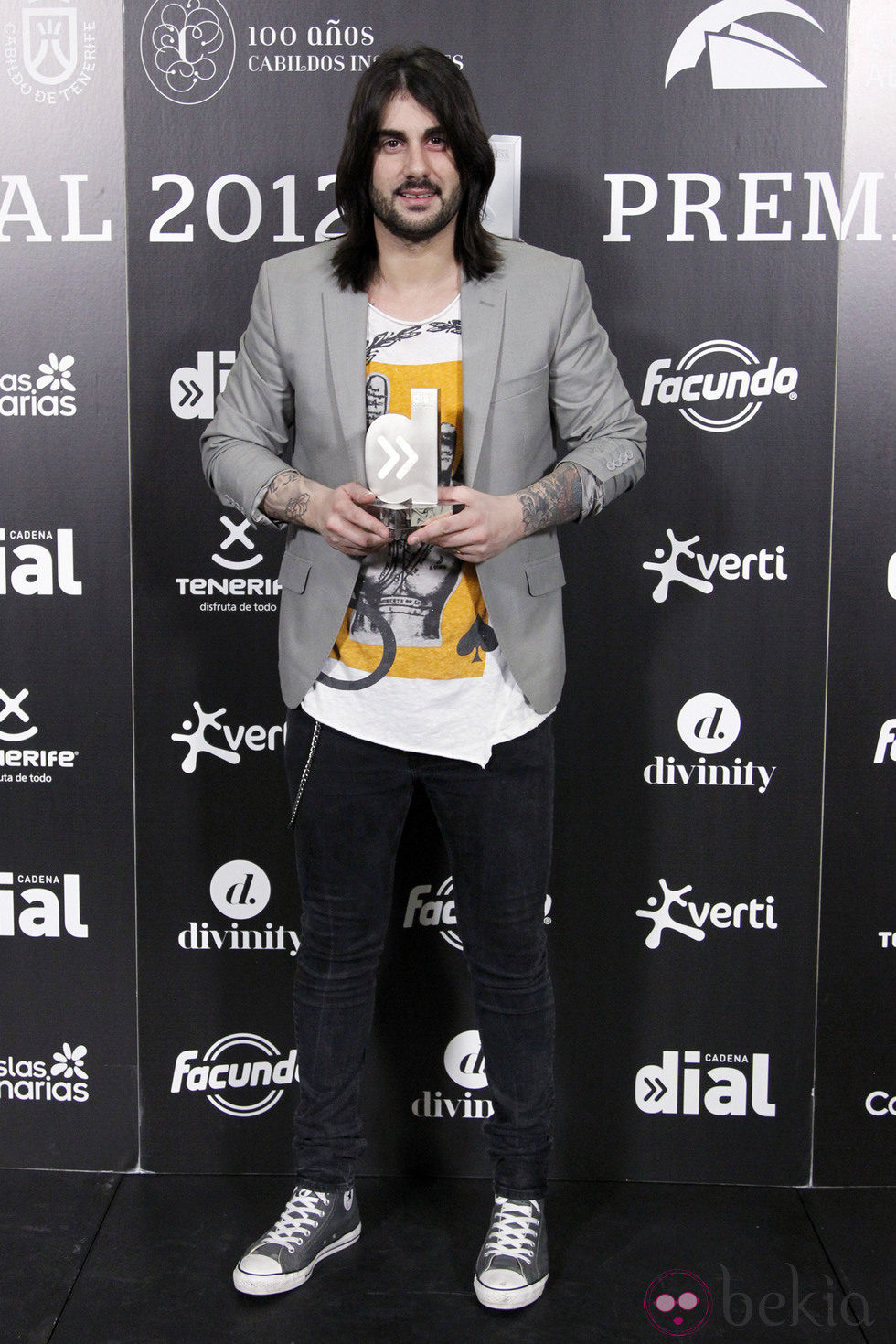 Melendi con su premio Cadena Dial 2012