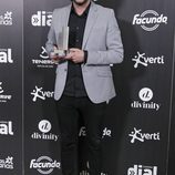 Manuel Carrasco con su premio Cadena Dial 2012