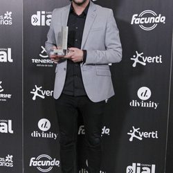 Manuel Carrasco con su premio Cadena Dial 2012