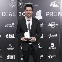 Álex Ubago con su premio Cadena Dial 2012