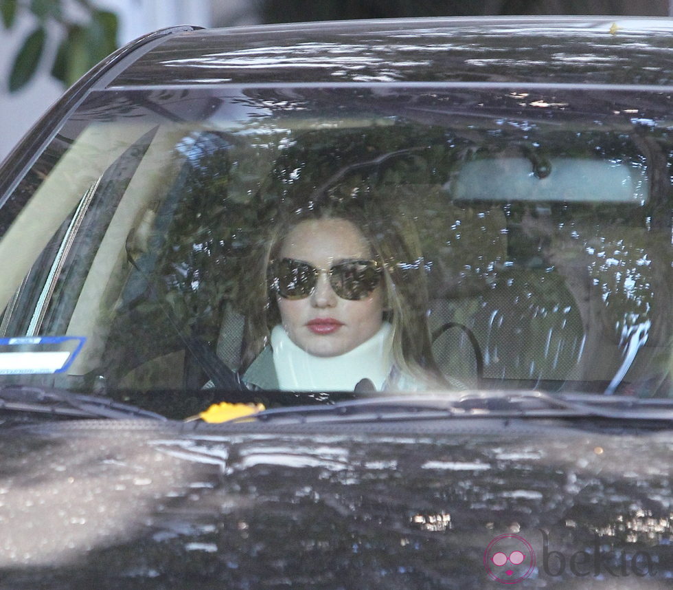 Miranda Kerr con collarín tras sufrir un accidente de tráfico