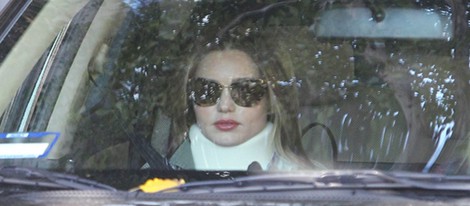 Miranda Kerr con collarín tras sufrir un accidente de tráfico