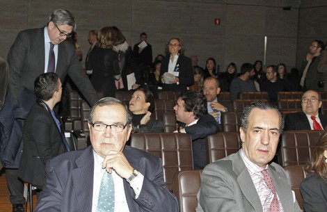 Jaime de Marichalar y Carlos García Revenga al fondo en un acto de Loewe