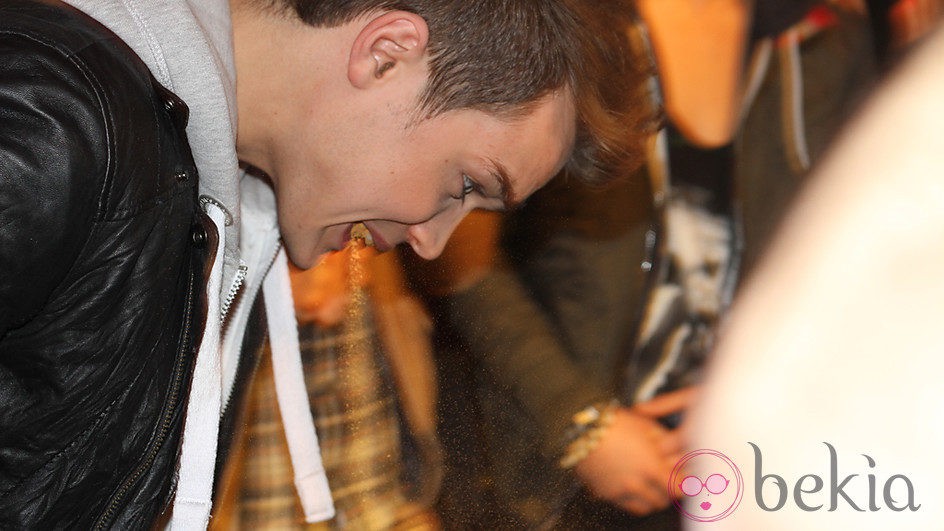 Josh Cuthbert en el reto de la canela del Red Nose Day 2013