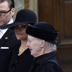 La princesa Victoria de Suecia y su marido durante la ceremonia de despedida de la princesa Lilian