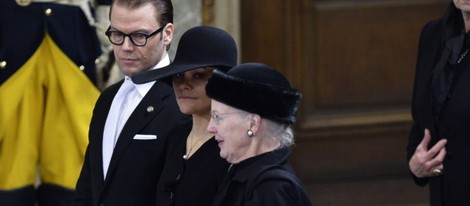 La princesa Victoria de Suecia y su marido durante la ceremonia de despedida de la princesa Lilian