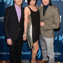 Andy Mientus, Krysta Rodriguez y Wesley Taylor en la 24 edición anual de los GLAAD Media Awards