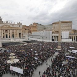 Plaza de San Pedro durante el primer Ángelus del Papa Francisco