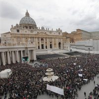 Plaza de San Pedro durante el primer Ángelus del Papa Francisco