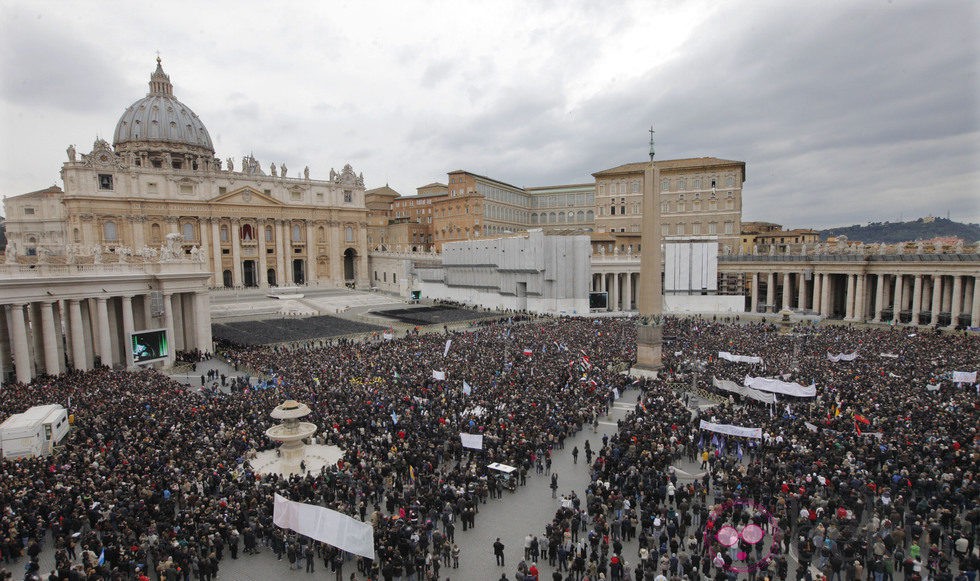 Plaza de San Pedro durante el primer Ángelus del Papa Francisco