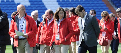 Iker Casillas con los miembros del Comité Olímpico Internacional en el Bernabéu