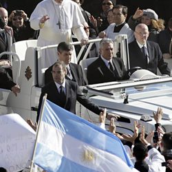 El Papa Francisco I saluda a los fieles antes de su Misa de entronización