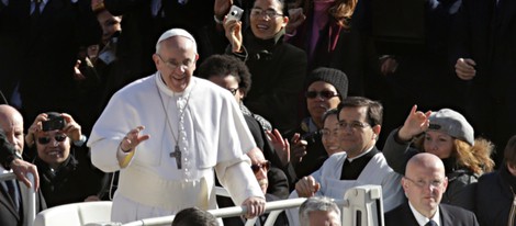 El Papa Francisco I saluda a los fieles antes de su Misa de entronización