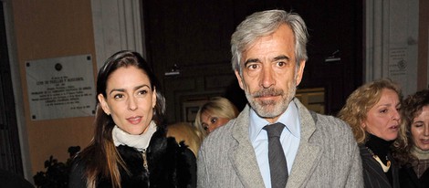 Imanol Arias y su novia Irene Meritxell en la misa funeral en memoria de Pepe Sancho