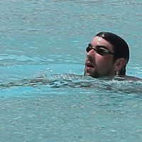 Michael Phelps disfruta de un baño en la piscina del hotel en Miami