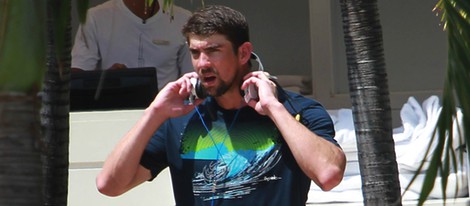 Michael Phelps escuchando música en Miami