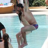 Michael Phelps tirándose a la piscina con un amigo en Miami