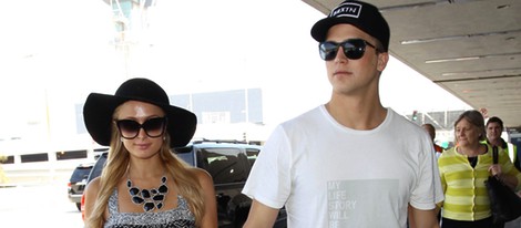 Paris Hilton y River Viiperi en el aeropuerto de Los Ángeles