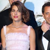 Carlota Casiraghi y Gad Elmaleh en el Baile de la Rosa 2013