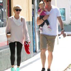 Elsa Pataky y Chris Hemsworth pasean con India Rose por Los Angeles