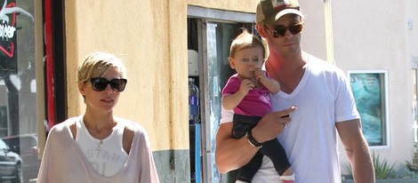 Elsa Pataky y Chris Hemsworth pasean con India Rose por Los Angeles