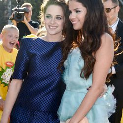 Selena Gómez y Kristen Stewart en la alfombra roja de la 26 edición de los premios Nickelodeon