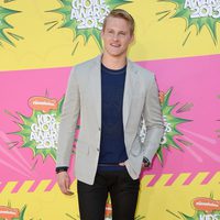 Alexander Ludwig en la alfombra roja de la 26 edición de los premios Nickelodeon