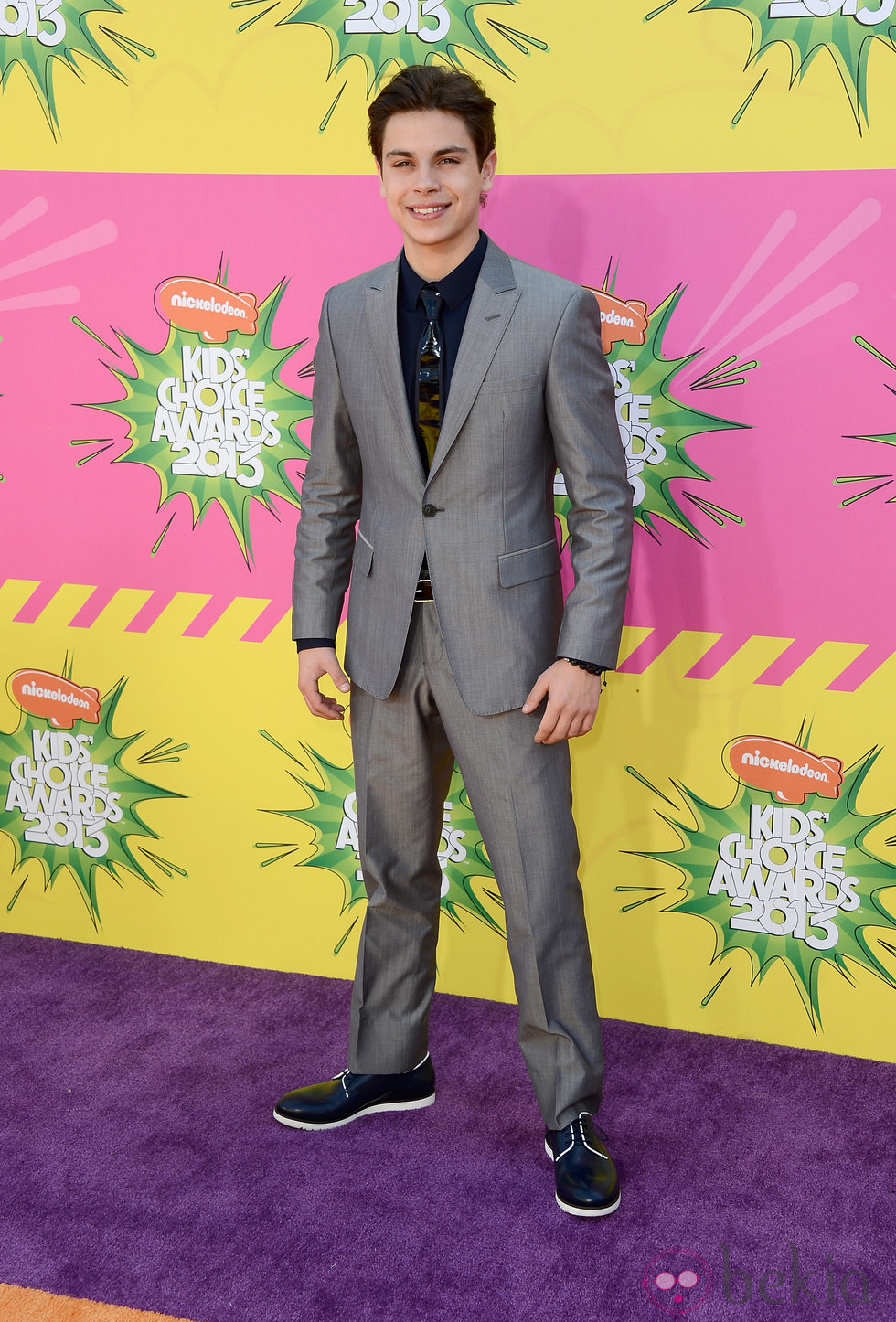 Jake T Austin en la alfombra roja de la 26 edición de los premios Nickelodeon