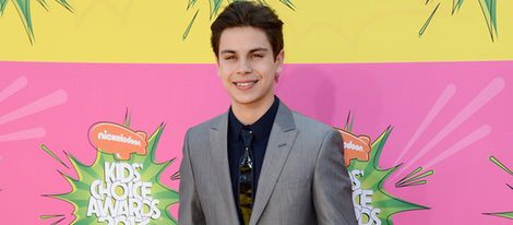 Jake T Austin en la alfombra roja de la 26 edición de los premios Nickelodeon