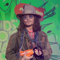 Johnny Depp recoge el premio de los Nickelodeon's Kids' Choice Awards 2013