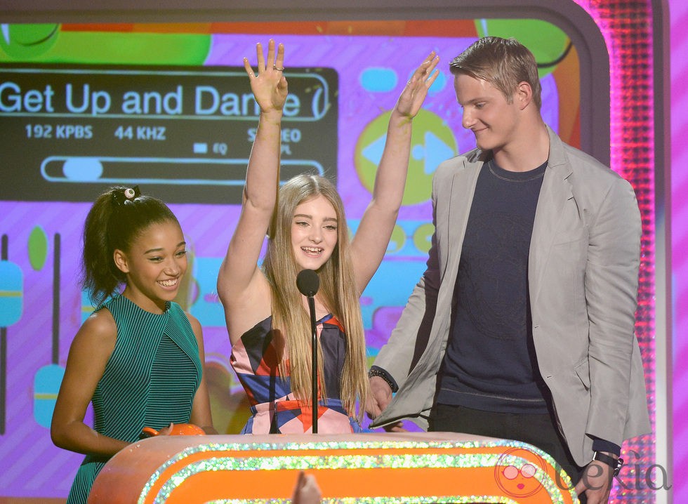 Alexander Ludwig, Amandla Stenberg y Willow Shields recogen el premio de los Nickelodeon's Kids' Choice Awards 2013