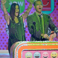 Sandra Bullock y Neil Patrick Harris en los Nickelodeon's Kids' Choice Awards 2013