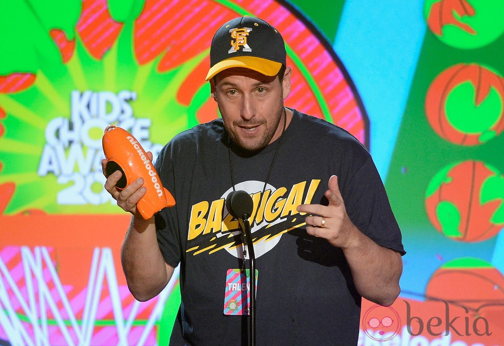 Adam Sandler recoge el premio de los Nickelodeon's Kids' Choice Awards 2013