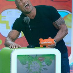 Dwayne Johnson recoge el premio de los Nickelodeon's Kids' Choice Awards 2013