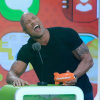 Dwayne Johnson recoge el premio de los Nickelodeon's Kids' Choice Awards 2013