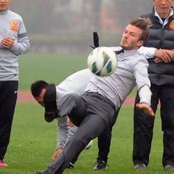 Caída de David Beckham frente a unos estudiantes chinos