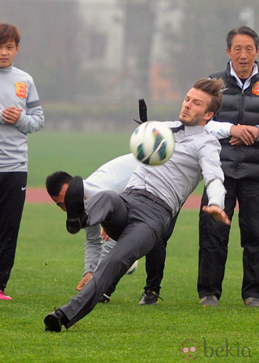 Caída de David Beckham frente a unos estudiantes chinos