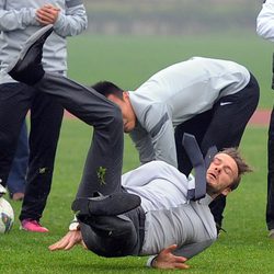 Unos estudiantes chinos contemplan cómo se cae David Beckham