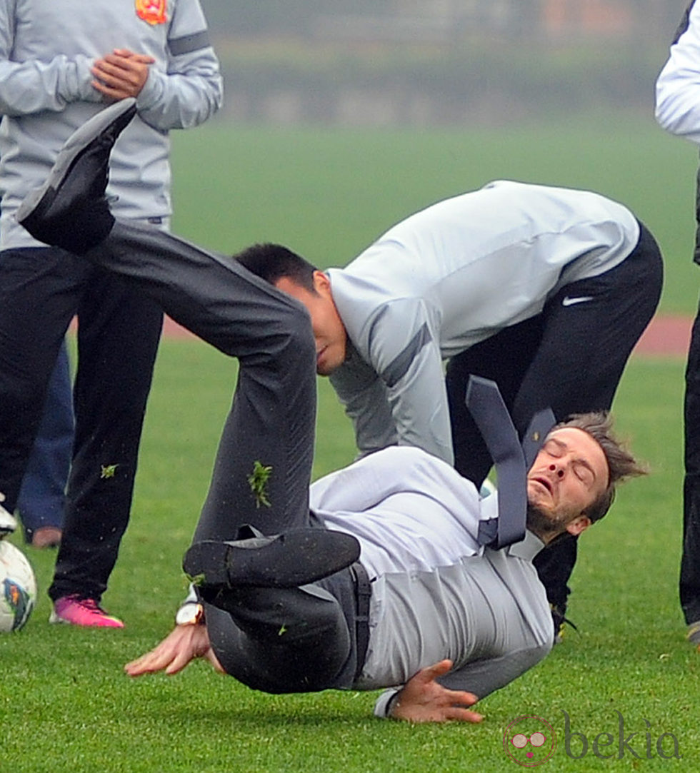 Unos estudiantes chinos contemplan cómo se cae David Beckham